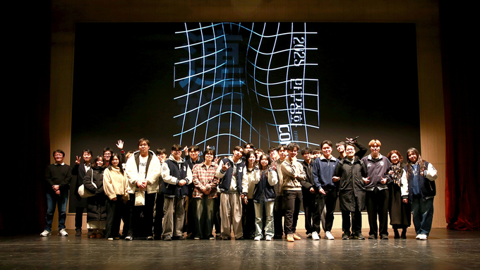 ▲ 정화예술대학교 영상제작전공의 2025 졸업영상제 ‘Connected’에 참여한 재학생 및 교수진이 기념촬영을 하고 있다.